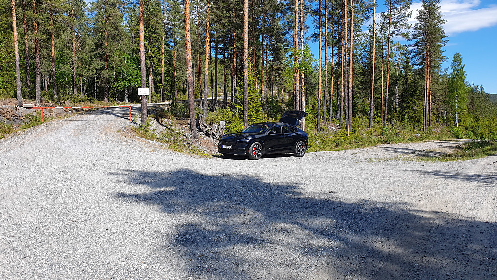 Til venstre er den låste bommen på grusveien jeg skulle følge. Bak bilen og videre mot høyre går det en veistubb tilbake mot riksvei 7. Jeg står på Brekkebygdveien.