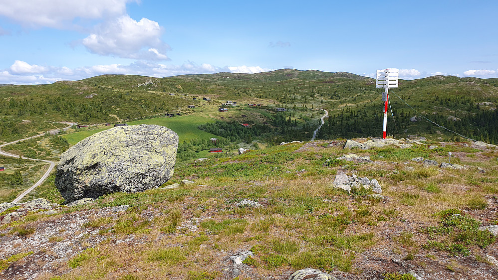 På toppen av Kyrkja (1063), bare snaut 10 min etter turstart. Litt tidlig med pause kanskje, men utsikten var jo fin her oppe. Bak ses Rauddalsfjellet (1205).