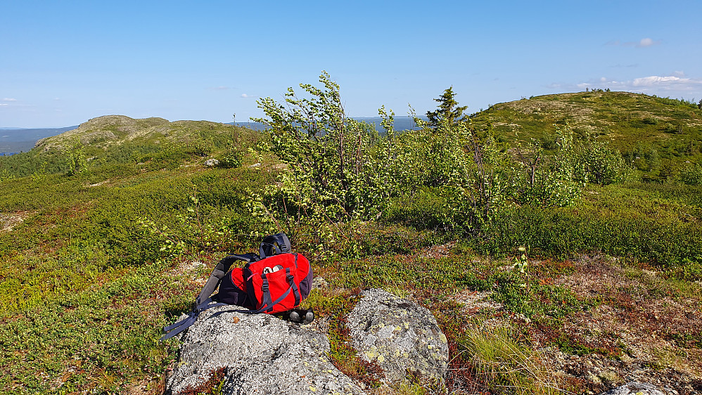 Sekken min ligger på Bjørnaskardberget Nord (1077). Bak til høyre ses Bjørnaskardberget (1086). Litt lengre bak og til venstre i bildet er Nosi (1085).