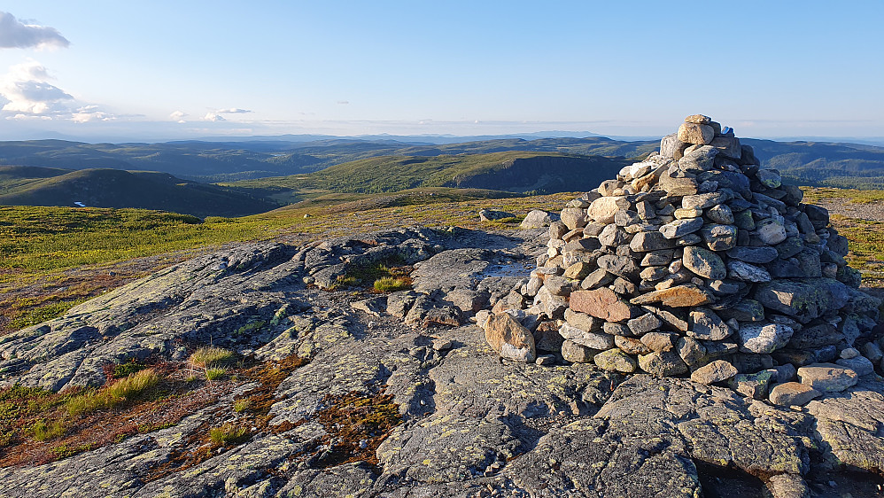 Ved toppvarden på Rauddalsfjellet (1205). Utsikt mot N/NØ.