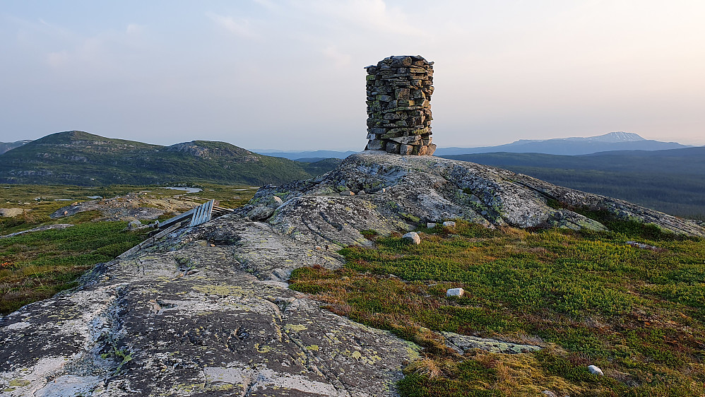 Flott toppvarde på Ståvåfjell (1025). Bak til venstre er Senhovd (1142), mens Gaustatoppen (1883) ses langt bak til høyre.