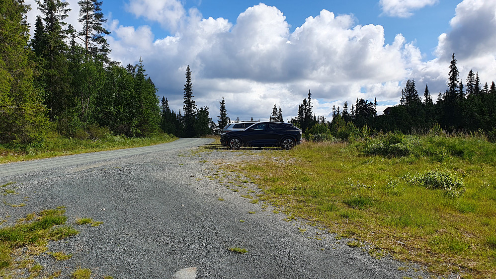 Sauhaugan parkering. Det er også mulig å parkere til venstre for der jeg står og tar bildet fra.