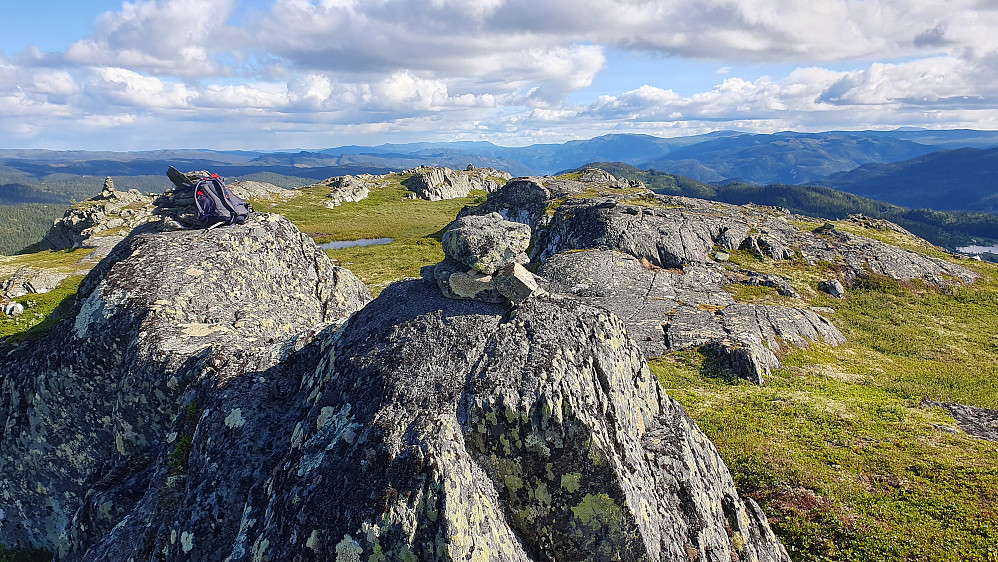 Utsikt mot sør fra Bjørstølfjellet (1136). Toppen er i forgrunnen.