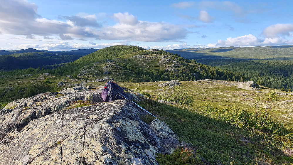 Liten pause på toppen av Ryggfjellet N4 (1075). Utsikt nordover, mot bl.a. Ryggfjellet N6 (1112), som er høyest litt til venstre for midten.