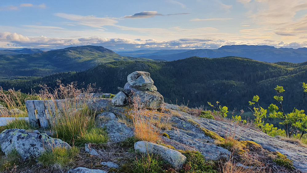 I forgrunnen er toppvarden på Ryggfjellet N6 (1112). Utsikt mot sørvest. Det store fjellet til venstre er Skarpenord (1215).