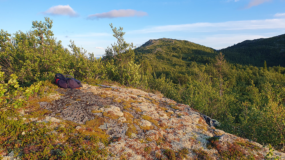 Sekken min ligger på toppen Nord for Bjørstølfjellet (1023). Bak og nesten midt i bildet er selve Bjørstølfjellet (1136).