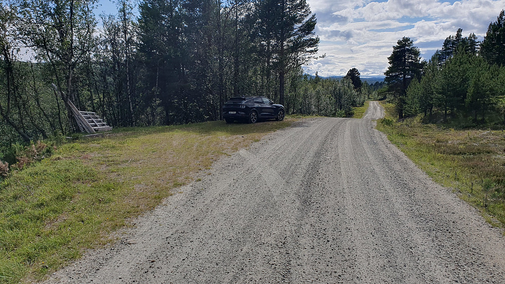 Parkeringslomma langs Smådølvegen. Bildet tatt vestover.