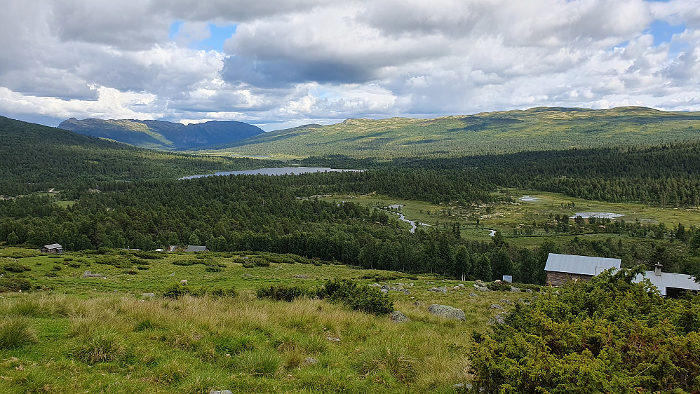 Jeg står øverst på Bergsjøstølen og ser tilbake mot Smådøldalen, som er til venstre i bildet. Bak dalen stiger Fauskofjellet (1369) til værs.