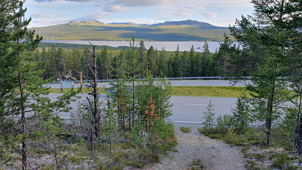 Jeg har nettopp begynt å gå, og ser tilbake ned mot Tunhovdkrysset. Bilen min står utenfor bildet til venstre. Langt bak ses bl.a. Nutenutan (1296) og Fauskofjellet (1369).