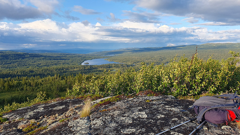 Utsikt mot nordøst fra toppen av Tunhovdåsen Nordøst (1064). Det store vannet på bildet er Buvatn.