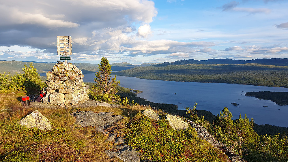 Fin kveldssol på toppen av Tunhovdåsen (1083). Den store innsjøen nedenfor er Tunhovdfjorden.