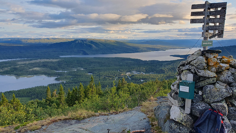 Utsikt mot sørvest fra toppen av Tunhovdåsen (1083). Innsjøen i midten av bildet og mot høyre er Pålsbufjorden.