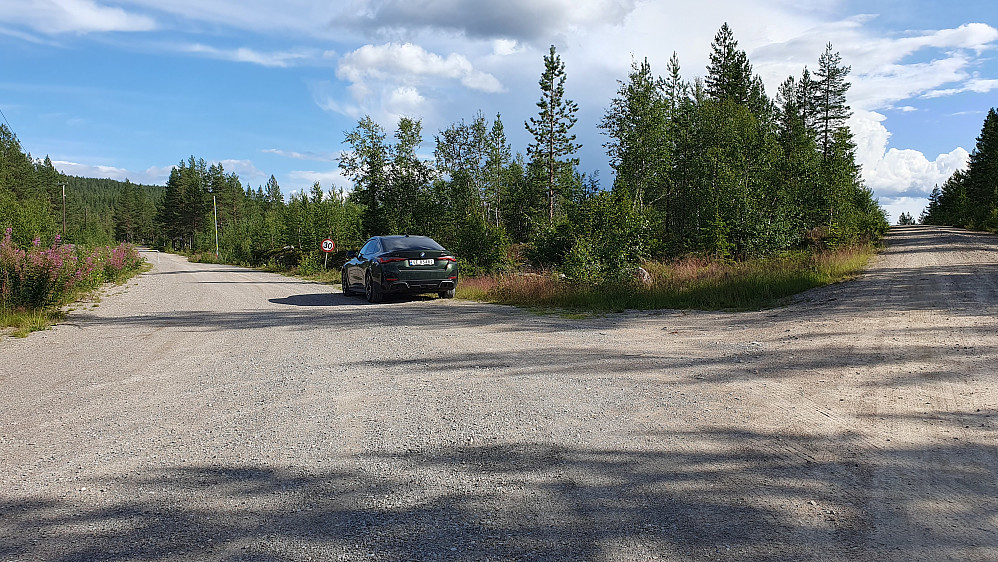 Parkering i veikanten rett før bommen på veien til Trysil flyplass. Litt av Sæteråsen (652) ses bakerst til venstre.
