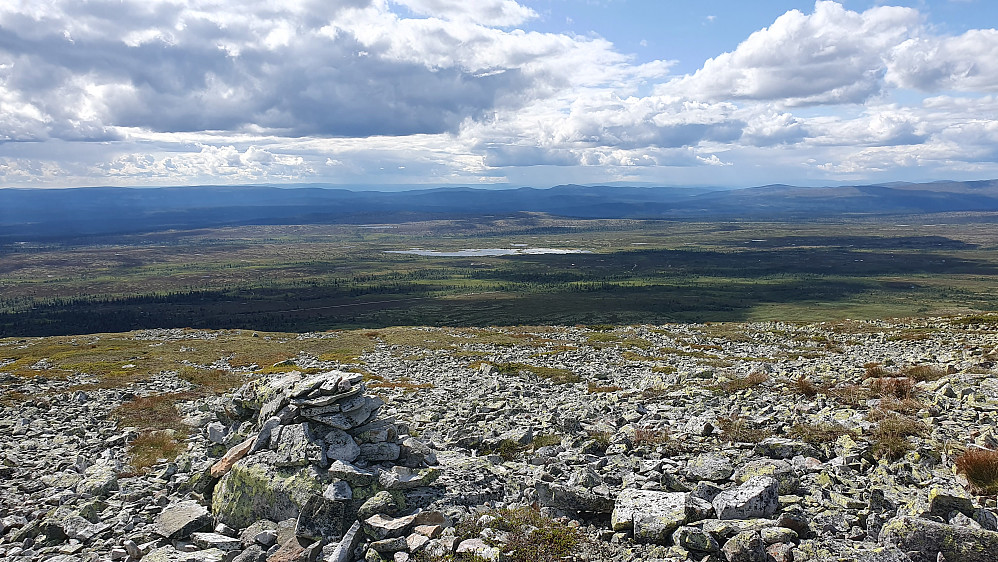 På Eltdalsskardet (1148), hvor jeg har gått noen meter mot nordvest fra toppunktet for å kunne se bedre ned mot veien og parkeringsplassen der bilen sto.