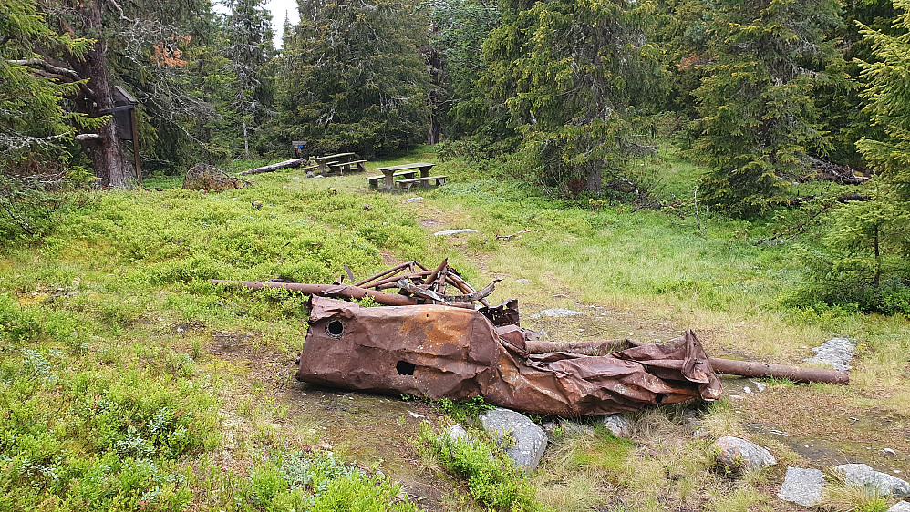 Nærmest ligger rester etter flyet som styrtet på Syningen høsten 1944.
