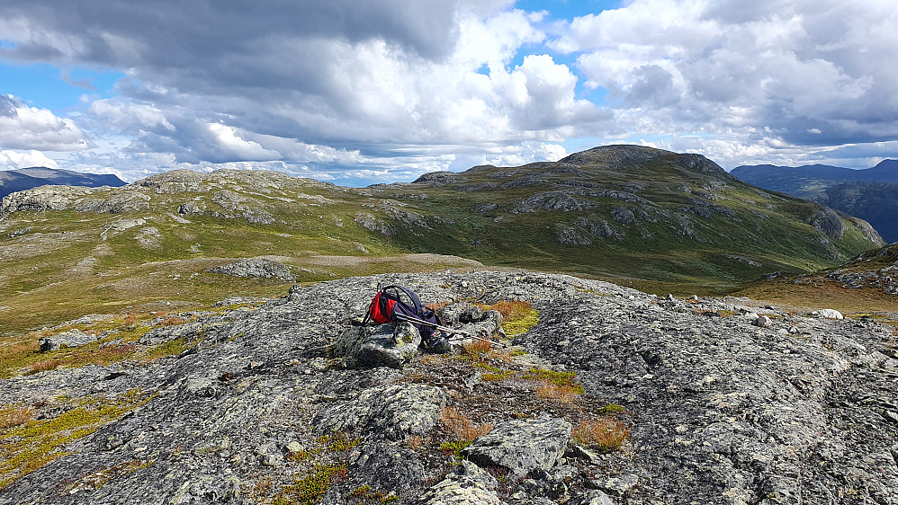 På toppen av Galdenøse (1323). Fjellet lengre bak til høyre er selve Fuglehaugnøse (1399). Den litt lavere toppen til venstre som har sol, er Fuglehaugnøse Nord (1348).