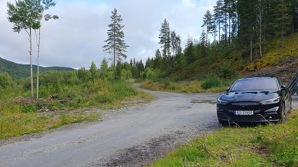 Parkering ved krysset hvor det går en vei mot gården Solli. Veien mot Vindfallet går innover midt i bildet.