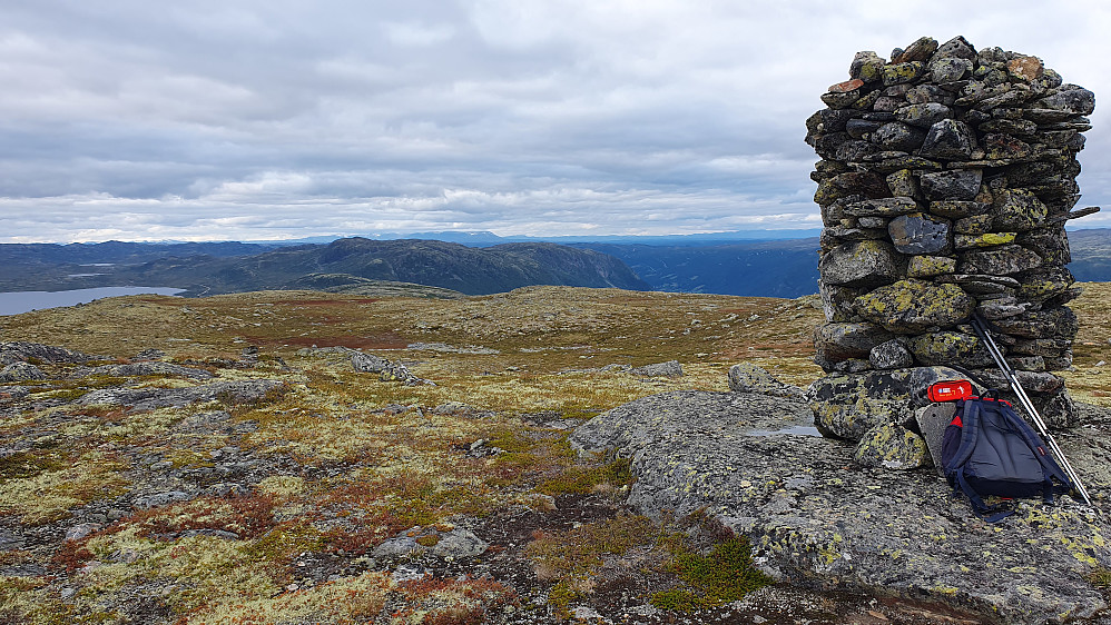 Utsikt mot nordvest fra toppen av Sedalsbrotet (1361). Bakerst og litt til venstre i bildet ses Hallingskarvet.
