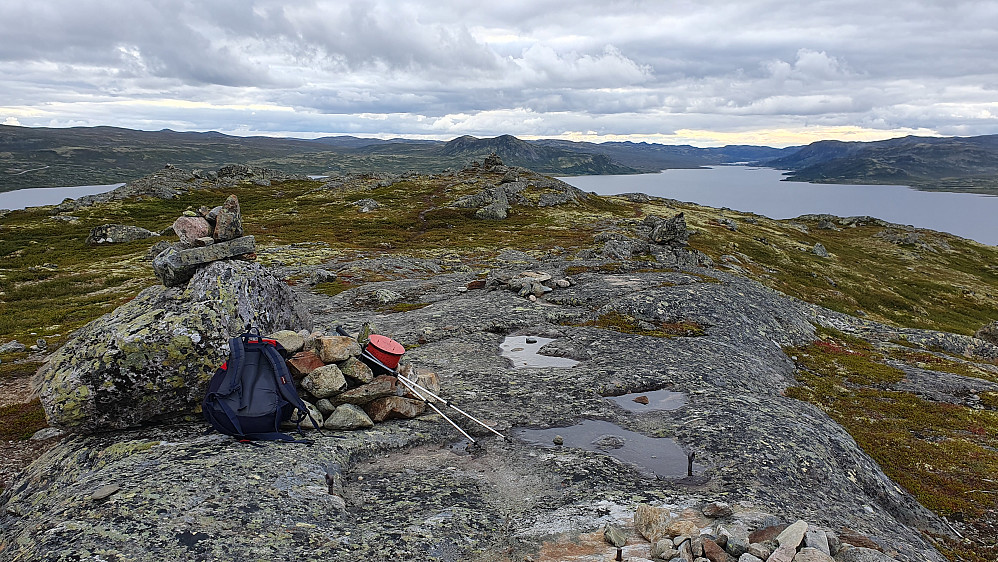 Jeg står på det østre toppunktet på Sønstevasshovda (1206) og ser bort mot det vestre, som er noen meter lengre bak temmelig midt i bildet. Sønstevatn ses i bakgrunnen.