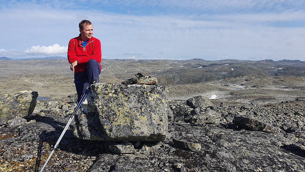 Liten varde på stor stein på toppen av Sørøst for Einarsvatnet (1709). Utsikt mot øst/nordøst.