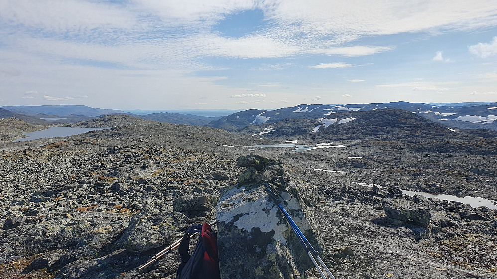 På toppen av Sørøst for Einarsvatnet (1709). Her med utsikt mot sør/sørøst. Det store fjellplatået bakerst og lengst til venstre er Reineskarvet.
