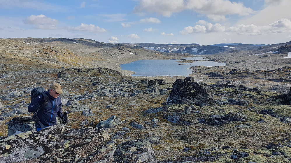 Midt i bildet er vannet på 1565/1567 moh. Her er vi nord for dette vannet, hvor det gikk slakt oppover mot Skavlehaugane. I dette området ble terrenget mer lettgått.