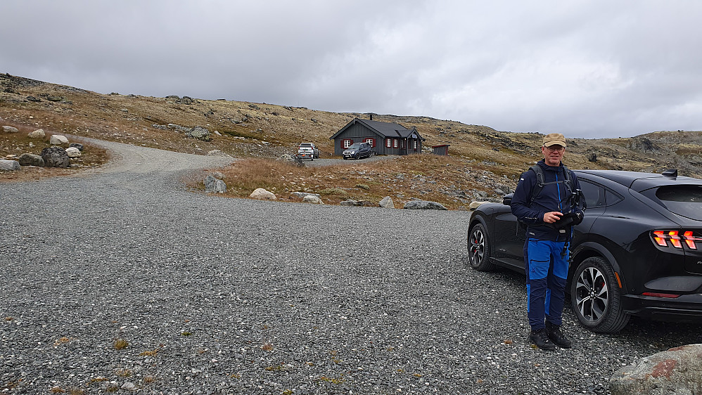 Erling godt fornøyd tilbake på parkeringsplassen ved Kvevasshytta. Nå gjenstår "bare" kjøreturen hjem til Drammen.