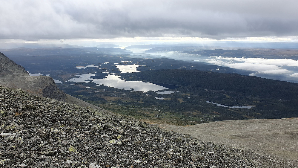 Jeg nærmer meg toppen av Nibbi (1741), og ser nedover bakken jeg nettopp har gått opp. Det nærmeste store vannet er Helsingvatnet. Dalføret til høyre er Hemsedal.