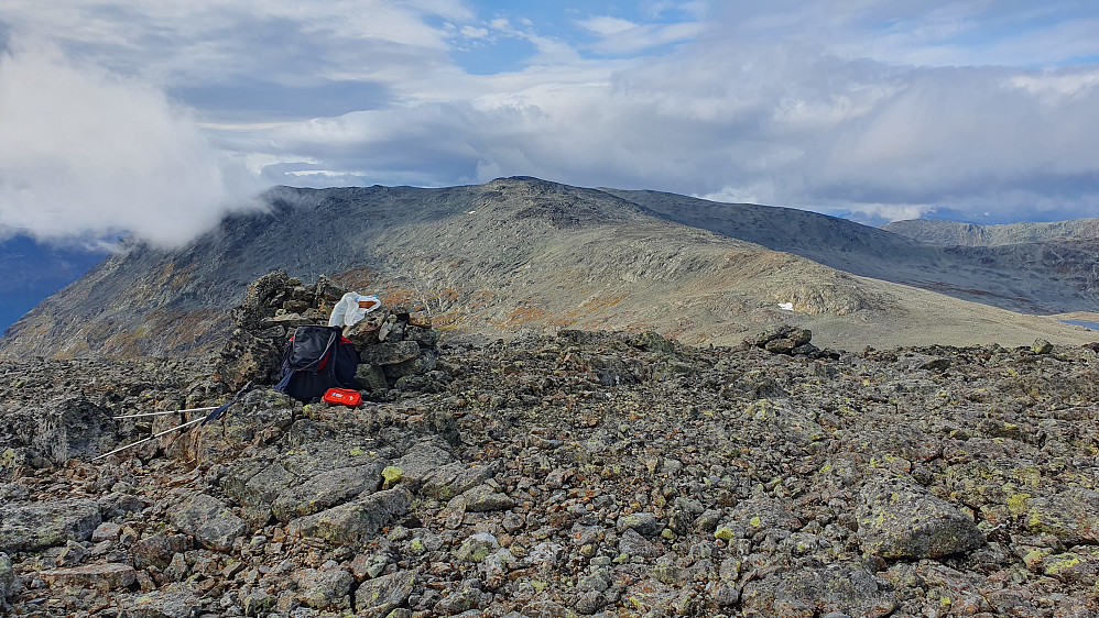 På Grunnane Vest (1661) kunne jeg ta en lengre matpause da regnet ga seg og været lettet. I bakgrunnen midt i bildet er mitt neste turmål, Skurvefjellet (1739).