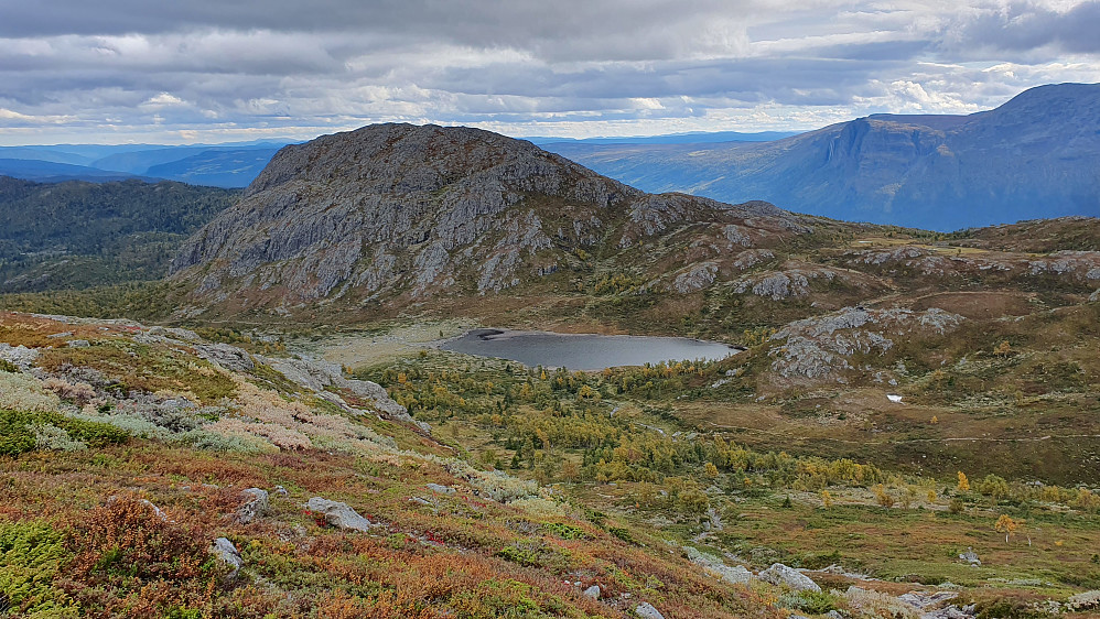 Jeg er på vei ned fra Skurvefjellet Sør (1428), og befinner meg rett øst for den toppen. Litt til venstre i bildet er Såta (1257), med Såtetjerne nedenfor og litt nærmere.