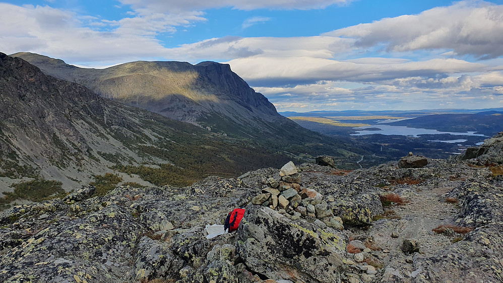 På toppen av Såta (1257), med utsikt mot bl.a. Skogshorn (1728) og den spektakulære sørsiden på det fjellet. Nedenfor til høyre ses Løkjestølvegen hvor bilen min sto.