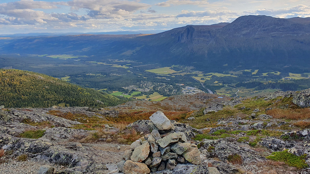 Utsikt ned mot Hemsedal fra toppen av Såta (1257). På andre siden av dalen og litt til høyre ses bl.a. Hydnefossen.