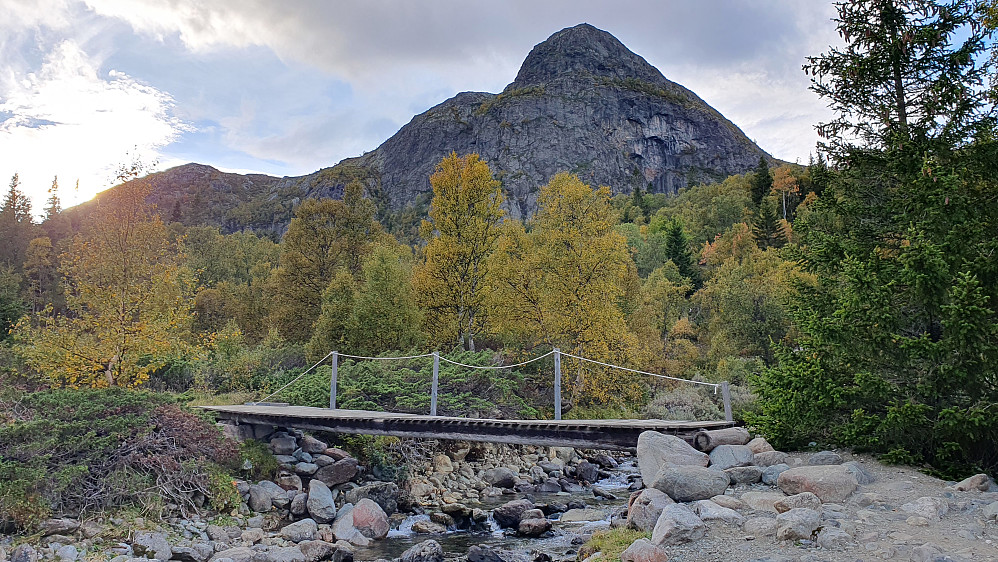 Brua som går over elva Fetjaåne ved Myrevollen og setra Fetjane. Bak stiger Såta (1257) bratt til værs.