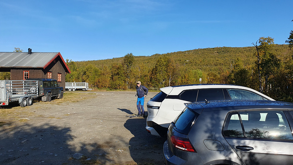 På parkeringsplassen rett før vi begynte å gå. 