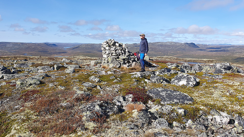 Erling nyter sola på toppen av Ryltesteinbrotet (1282). Fortsatt stor varde her selv om den delvis hadde rast sammen. Bildet tatt mot vest.