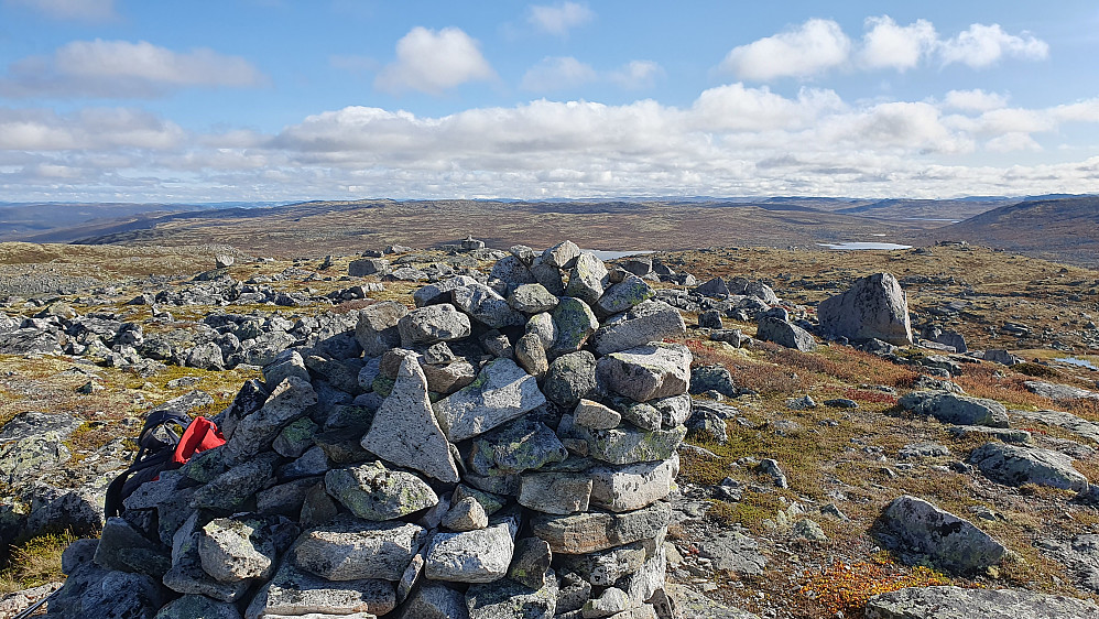 Utsikt østover fra toppen av Ryltesteinbrotet (1282). Synsnuten (1272) er i bakgrunnen litt til venstre for midten av bildet, men den er ikke lett å se.