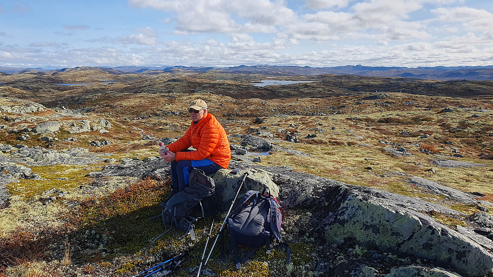 Velfortjent pause på toppen av Synsnuten (1272). Utsikt mot sørøst.