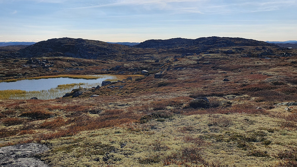 Vi nærmer oss toppene på Ræpeholåsen. Høyeste punkt er litt til høyre for midten av bildet.