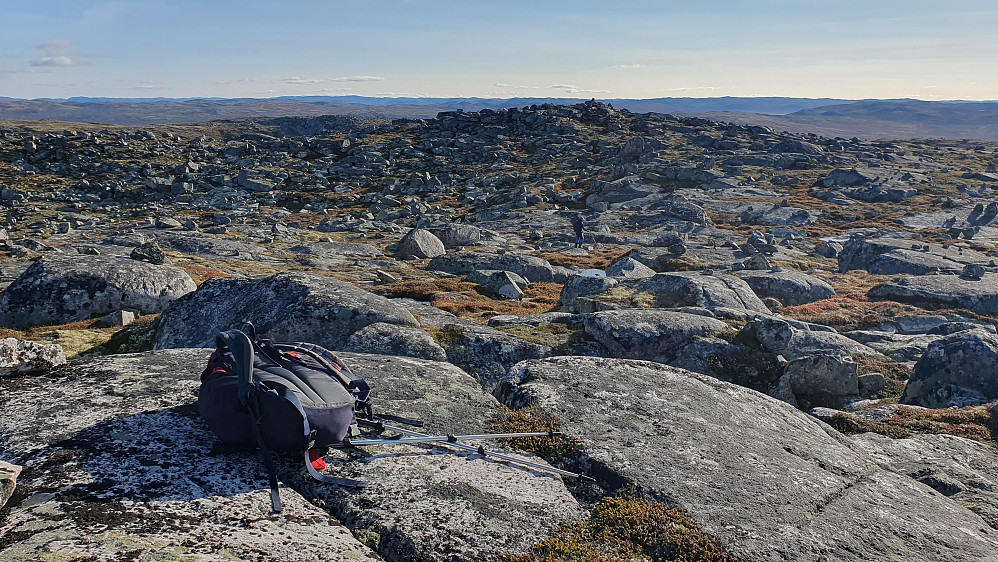 Sekken min ligger på Ræpeholåsen Nord (1323). Nokså sentralt i bildet ses Erling på vei mot høyeste punkt på Ræpeholåsen (1324), som ses temmelig rett over han.