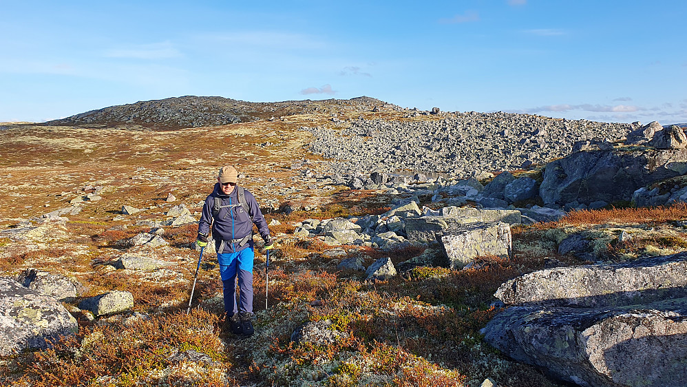 Vi vandrer oppå høydedraget V/NV for Ræpeholåsen, hvor høyeste punkt (1324) ses i bakgrunnen midt i bildet. Ræpeholåsen Nord (1323) er til venstre.