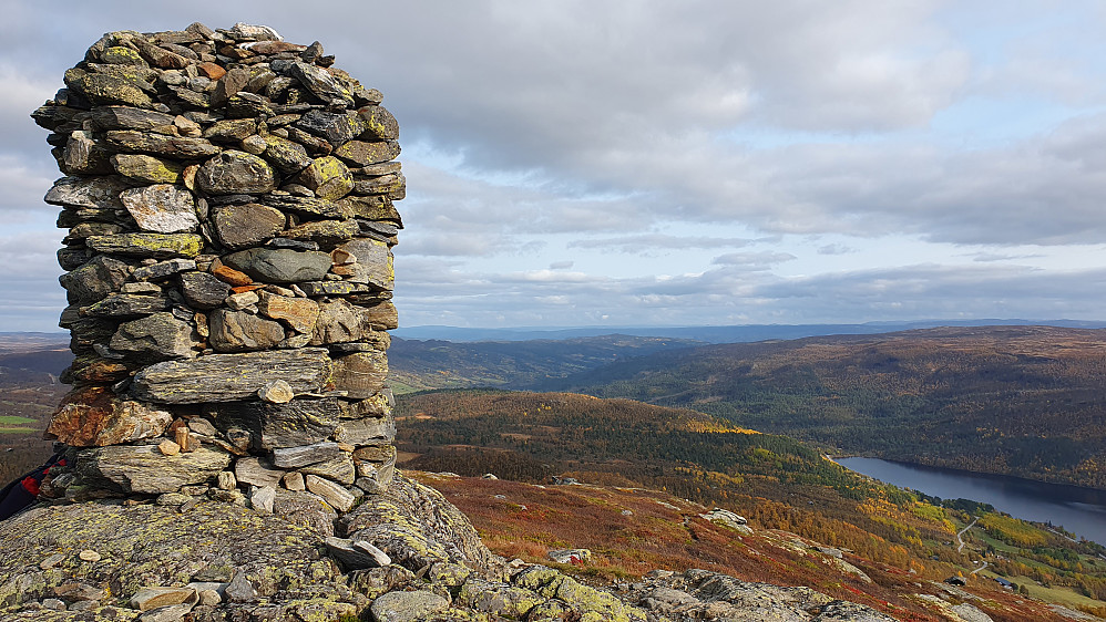 Stor og flott toppvarde på Hesthovda (1192). Nedenfor til høyre ses bl.a. Vatsfjorden og Vatsvegen. Bildet er tatt mot Ø/SØ.