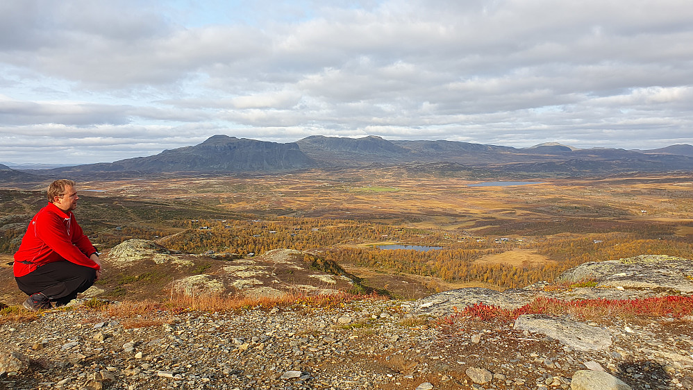 På Hesthovda (1192), med utsikt mot N/NØ. I bakgrunnen ses bl.a. Lauvdalsbrea (1598) og Fossebrea (1664). Bilen min kan skimtes på andre siden av det nærmeste tjernet.