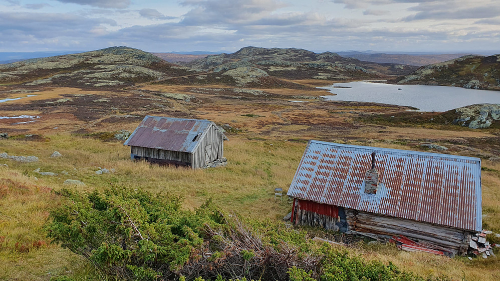 På Hovdestølen, med utsikt mot S/SØ. Toppen i bakgrunnen midt i bildet er Hesthovda (1192), med Øst for Hovdatjørne (1174) til venstre. Vannet til høyre er Hovdatjørne.