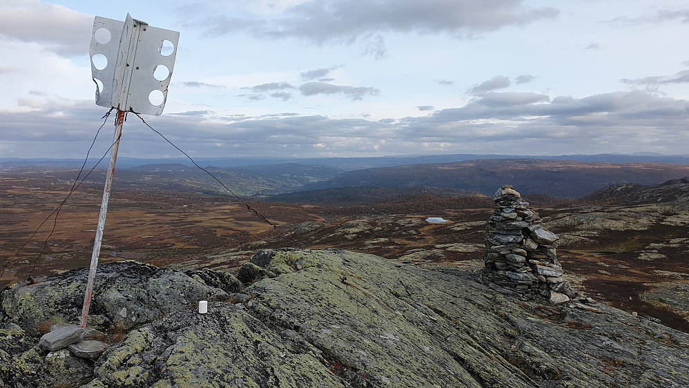 På toppen av høyeste Hesthovda (1235). Utsikt mot sørøst. Dalen i bakgrunnen litt til venstre er Votndalen, hvor bl.a. Leveld ligger.