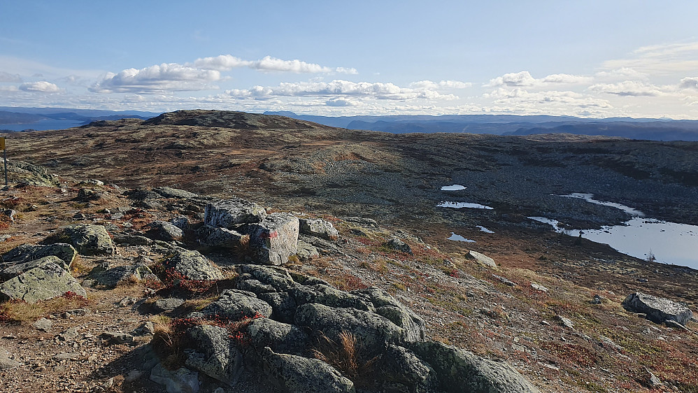 På Sangenuten (1189), med utsikt mot bl.a. Veslesanget (1194), som er til venstre i bildet. Langt bak Veslesanget stikker Fauskofjellet (1369) opp.