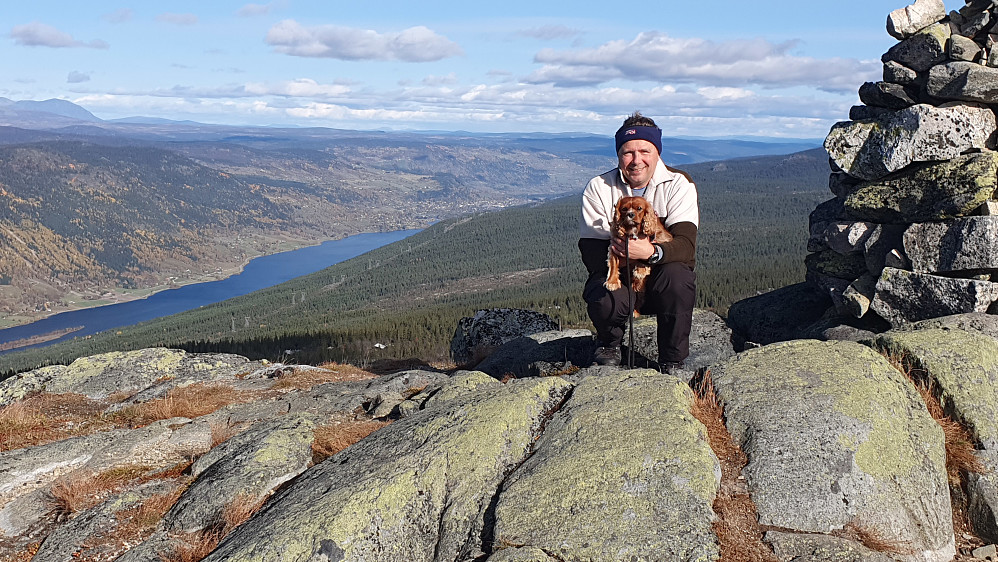 Ved toppvarden på Sangenuten (1189). Nede i Hallingdal ses bl.a. Strandafjorden og Ål sentrum. Sistnevnte er midt i bildet.