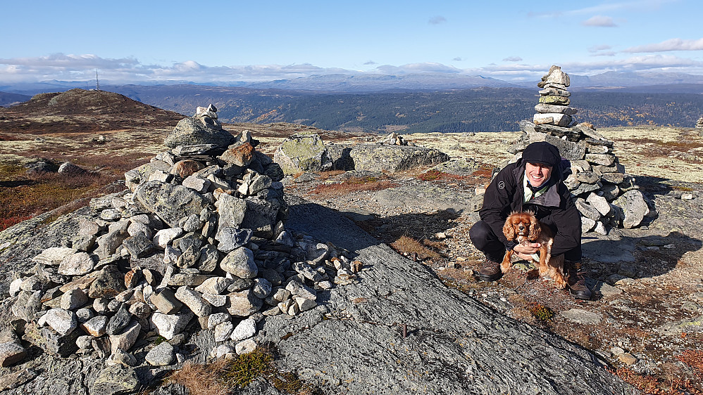 På toppen av Veslesanget (1194). Bak til venstre er Sangenuten (1189). Fjellmassivet bakerst midt i bildet er Reineskarvet.