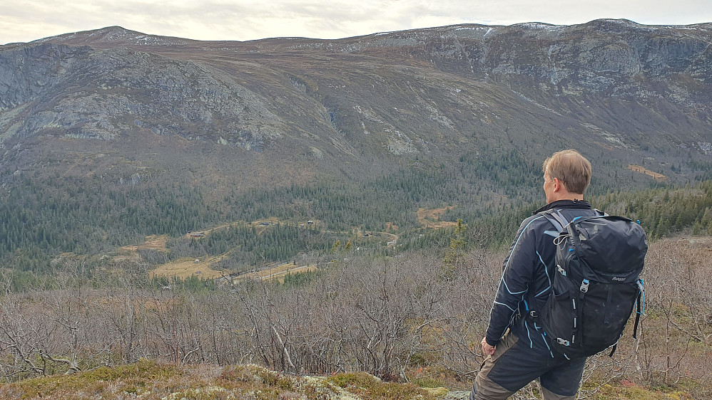 Den lengste motbakken er unnagjort, og vi ser tilbake ned i dalen hvor bilen står. Fjellet oppe til venstre er Kvannehøgdin (1320).