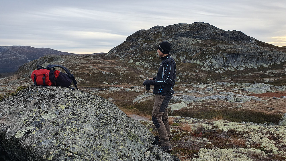 Vi er på toppen Øst for Krosstjønn (1055). Fjellet bak Øyvind er Byggjingen (1170), og toppen ses nesten rett over hodet hans.