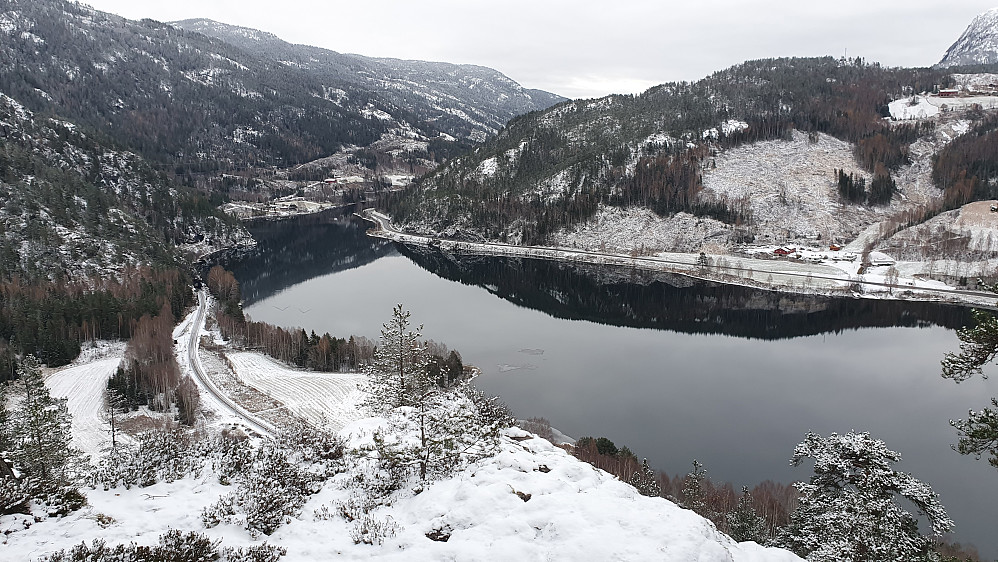 Flott utsikt fra Lauvviknatten (288), her nedover Hallingdal. Jeg står noen meter Ø/SØ for toppunktet, mot kanten av den stupbratte skråningen.